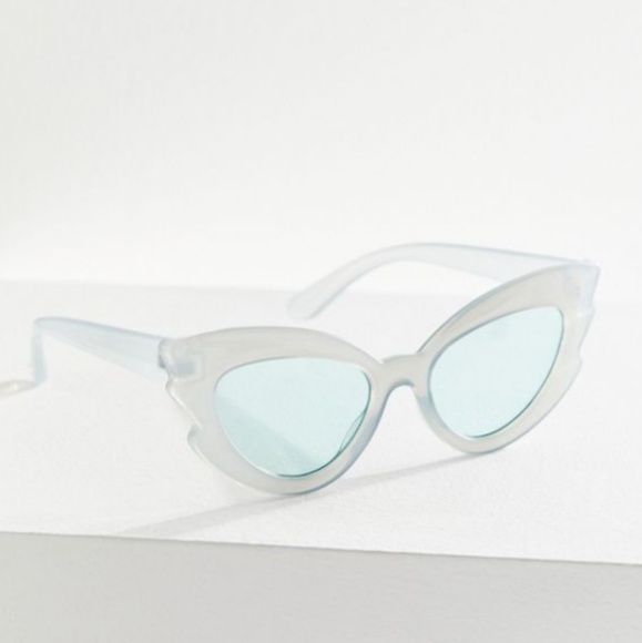 NWT UO NINE LIVES OVERSIZED CAT-EYE SUNGLASSES - Picture 2 of 3